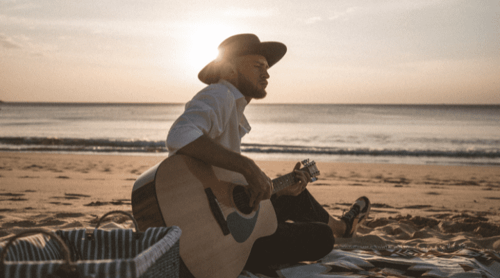 Guitarrista en una playa.